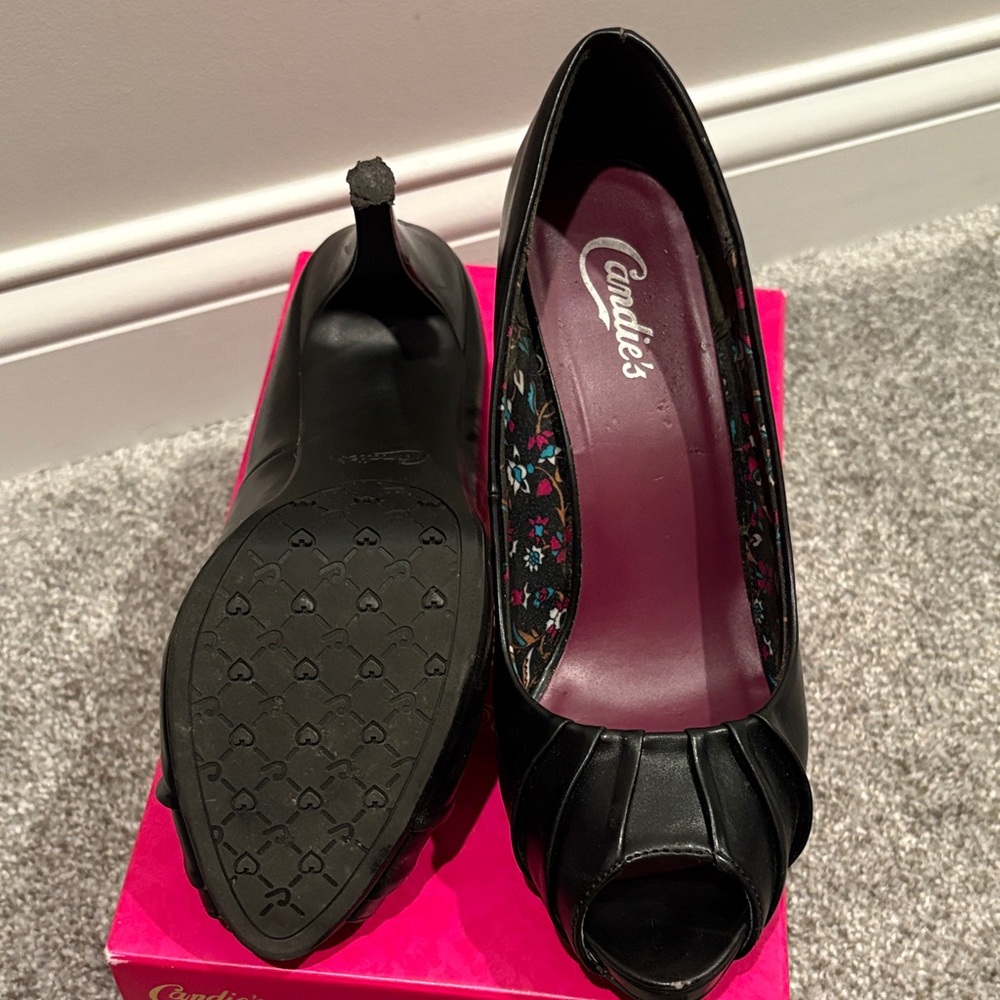 Candie's Elegant Black Peep Toe Heels - Picture 4 of 4